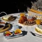 Petit déjeuner sur la terrasse de l'Escale Provençale