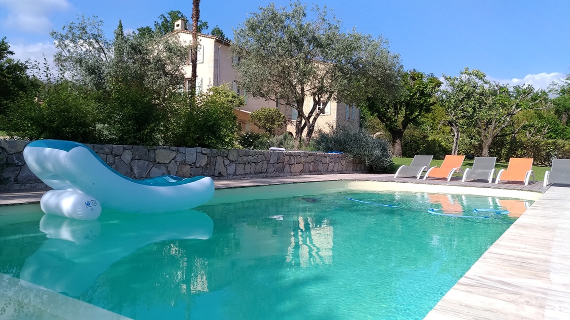 Relax dans la piscine