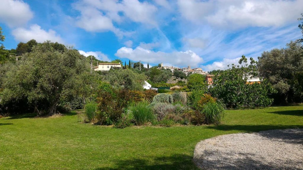 Jardin au printemps à l'Escale Provençale à Tourrettes