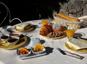 Petit déjeuner sur la terrasse de l'Escale Provençale