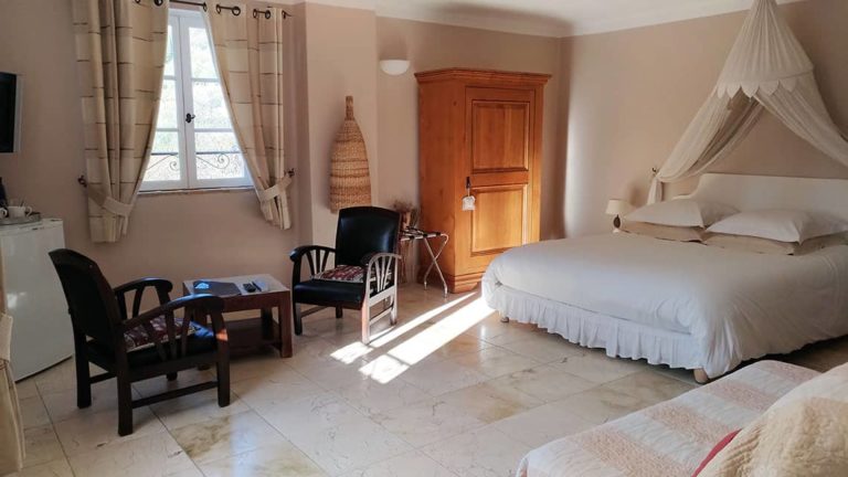Chambre Terre, avec table basse et fauteuils