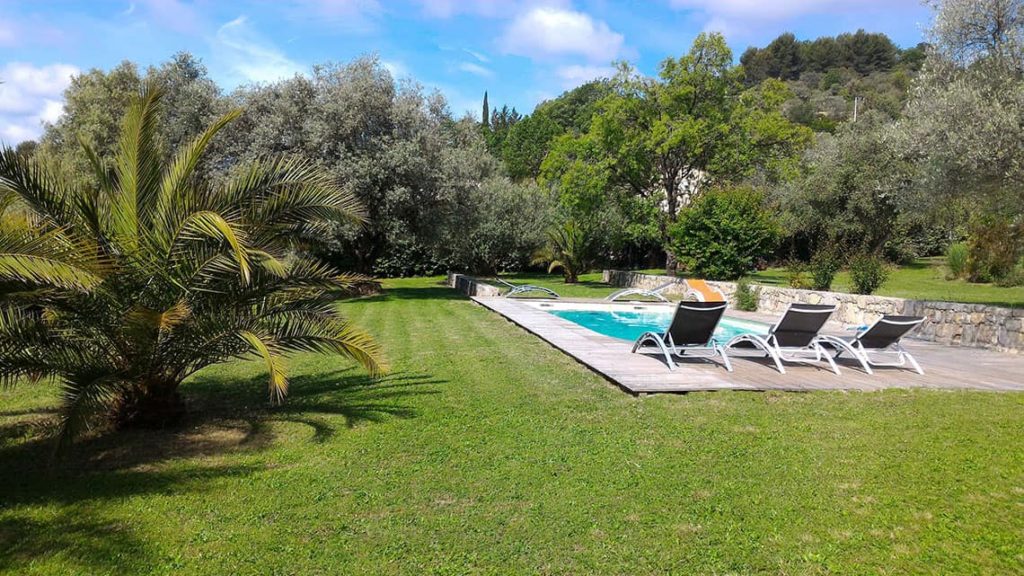 Piscine dans le jardin de l'Escale Provençale à Tourrettes