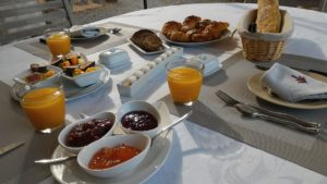 Le petit déjeuner gourmand dans la bonne humeur.