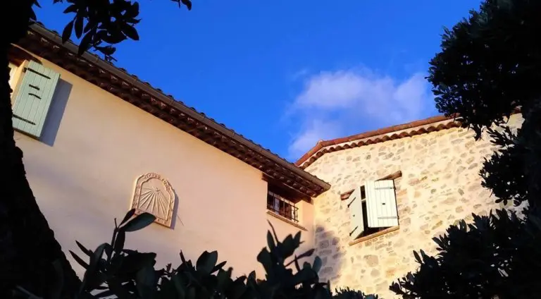 Cadran solaire sur la façade de l'Escale Provençale