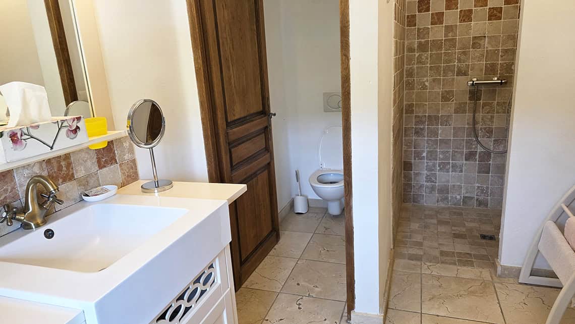 Salle de douche de la Chambre Lune à l'Escale Provençale en 2026