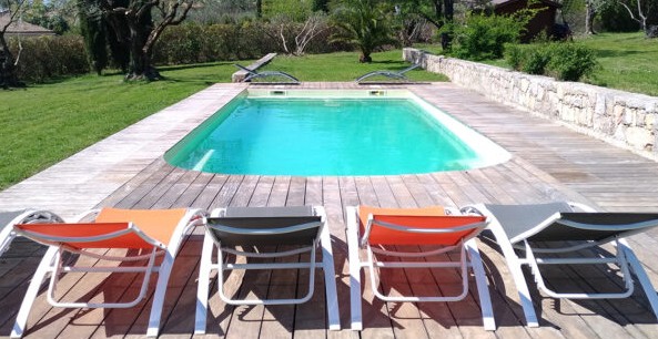 détente en chaises longues autour de la piscine à l'Escale Provençale à Tourrettes