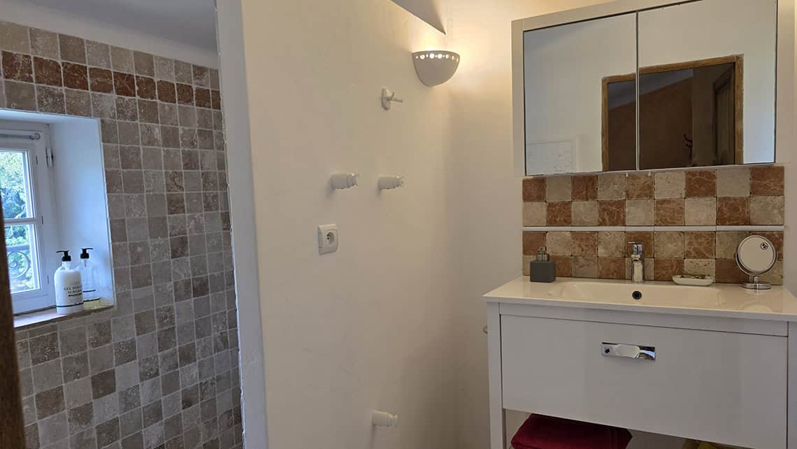 Salle de douche de la Chambre Soleil à l'Escale Provençale en 2026