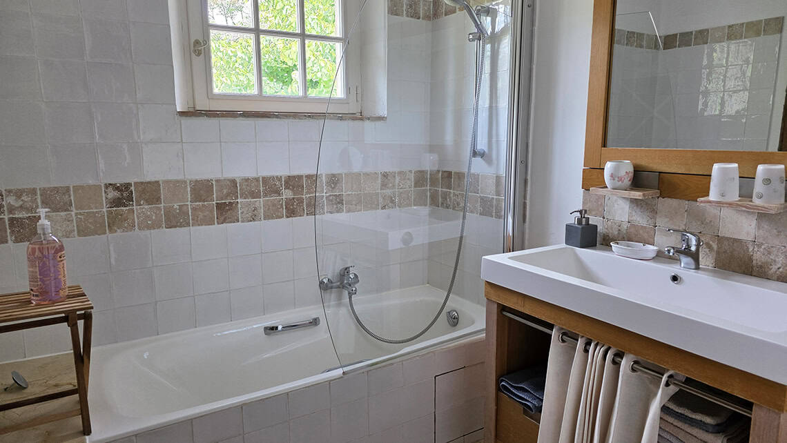 Salle de bains de la Chambre Terre à l'Escale Provençale en 2026